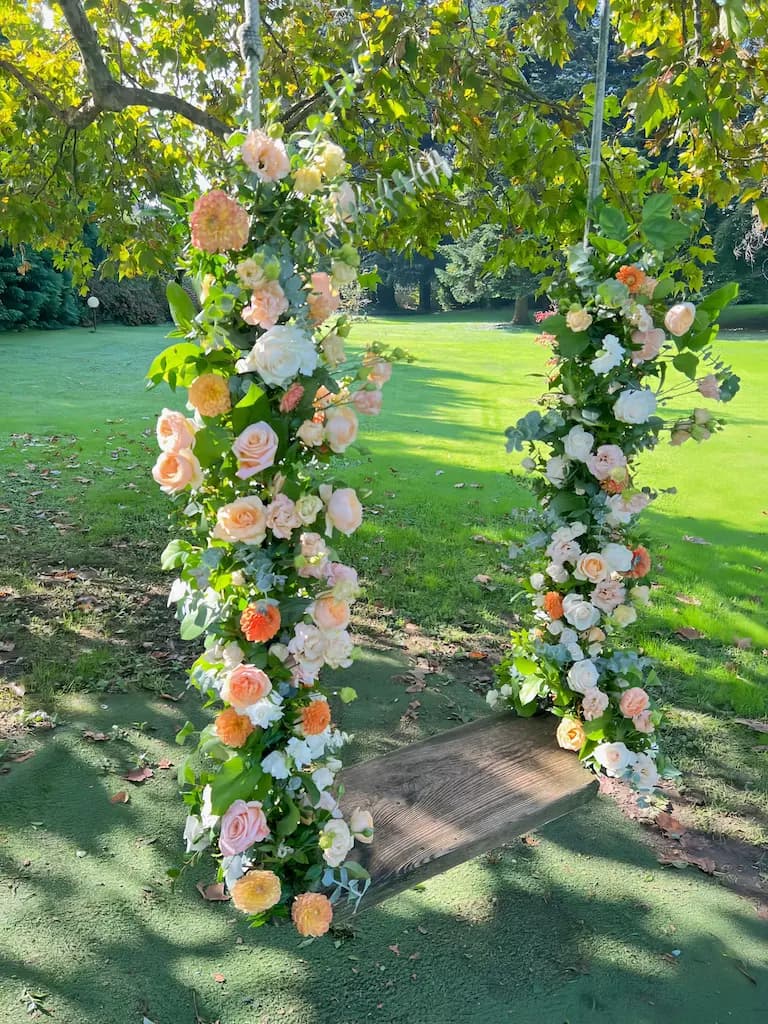 Decorazione floreale su altalena
