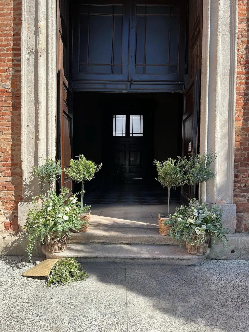 Decorazione esterno chiesa rustico con ulivo